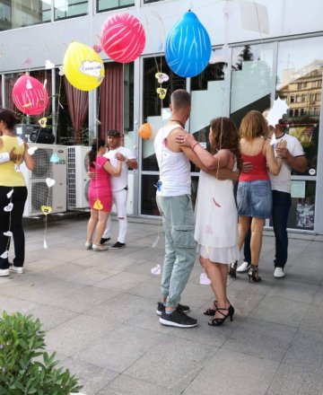  Уроците по танци пред Bar Target :-)