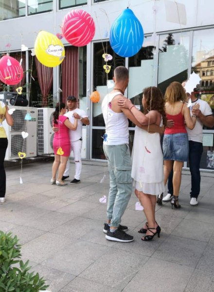  Уроците по танци пред Bar Target :-)